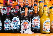 Eisgekühlte Flensburger Küstenlimos in einer orangefarbenen Kühlbox.