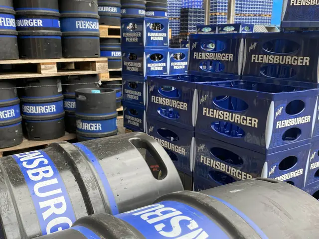 Flensburger Fässer und Kästen auf Paletten.