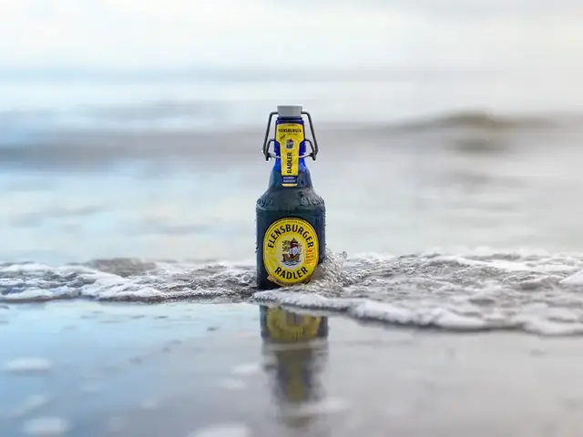 Blaue Flasche Flensburger Radler in der Brandung