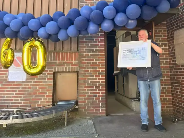 Remmi feiert seinen "Haustrunk auf Lebenszeit", den er zum 60. Dienstjubiläum bekommen hat.