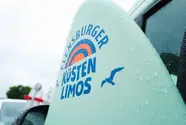 Spitze eines Surfbretts mit dem Flensburger-Küstenlimo-Logo.
