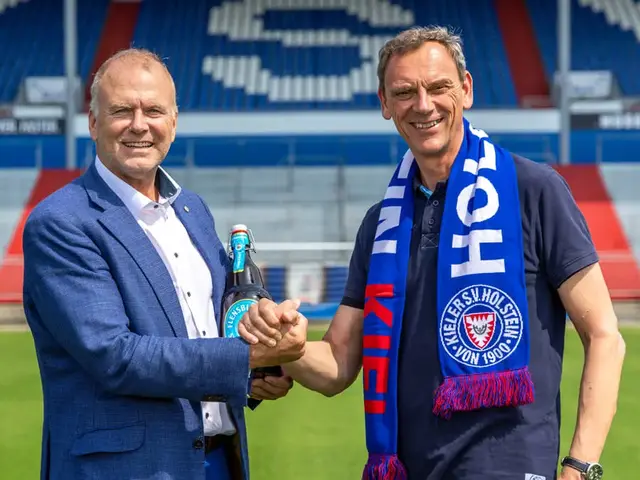 Pressefoto der Geschäftsführer vom KSV und FLENS im Holstein-Stadion.