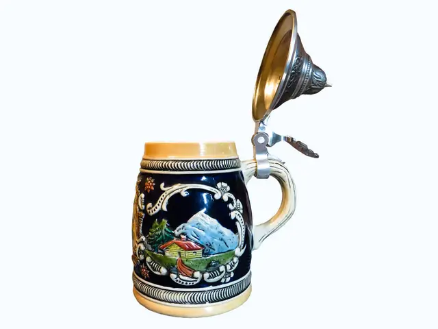 Verzierter Bierkrug aus Keramik mit Zinndeckel.