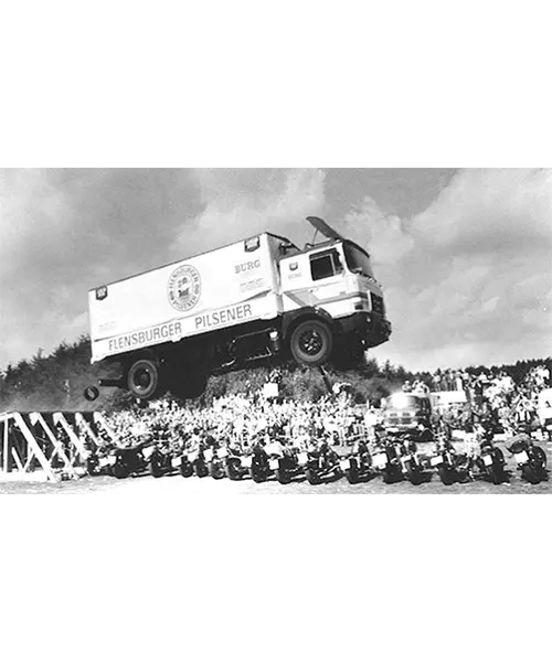 Flensburger Pilsener LKW springt über Motorräder.