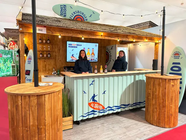 Ein Messestand mit 2 Promotern mit dem Küstenlimo Motto.