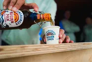 Der Flensburger Küstenmix wird in einen Pappbecher eingefüllt.