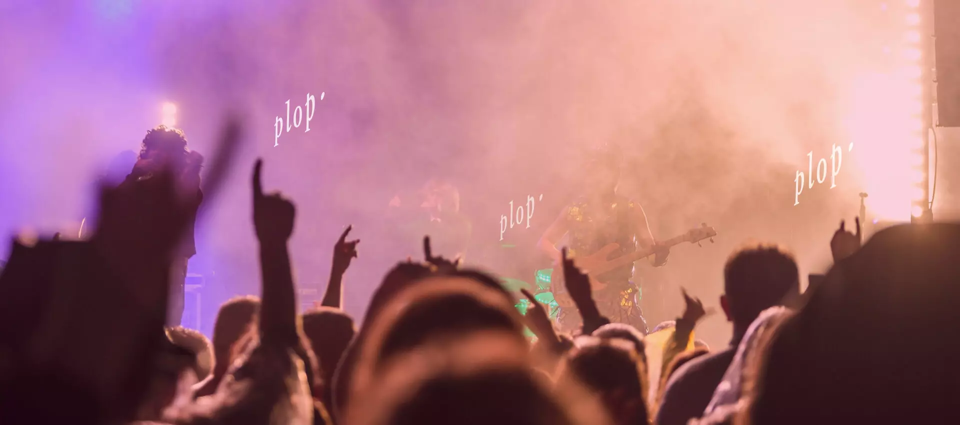 Blick vom Publikum auf die Bühne des FLENS Festival in 2023.