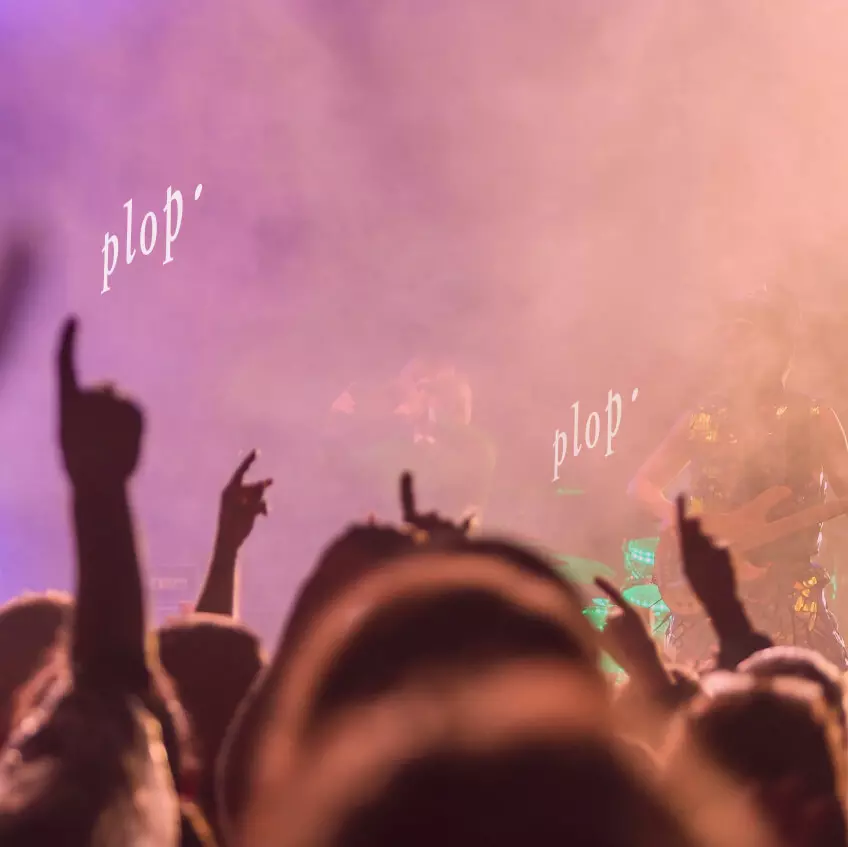 Blick vom Publikum auf die Bühne des FLENS Festival in 2023.