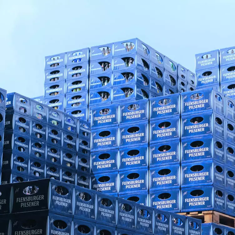 Blick auf die turmhohen Kistenstapel der blauen Flensburger Kisten.