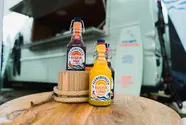 Die Flensburger Küstenlimos auf einem Holz-Stehtisch.