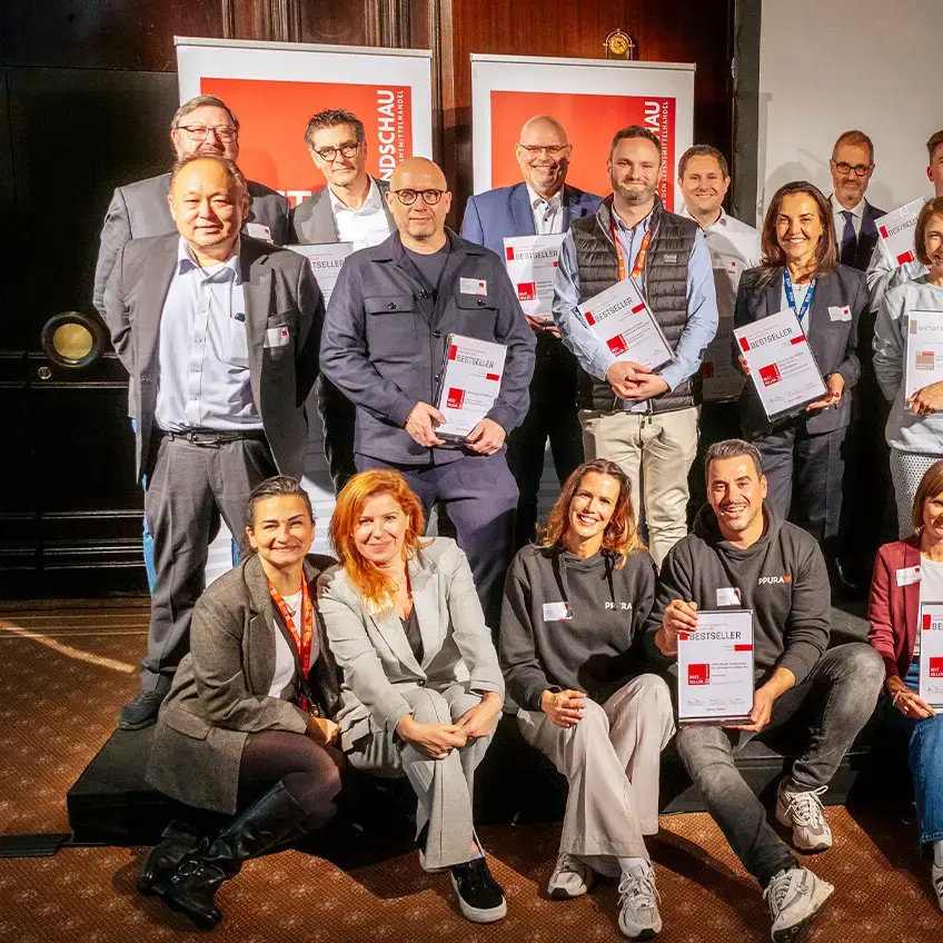Gruppenfoto bei der Preisverleihung für den RUNDSCHAU Bestseller Award 2025 mit Zertifikaten auf Bühne.