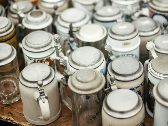 Sammlung alter Bierkrüge aus Keramik mit Zinndeckel.