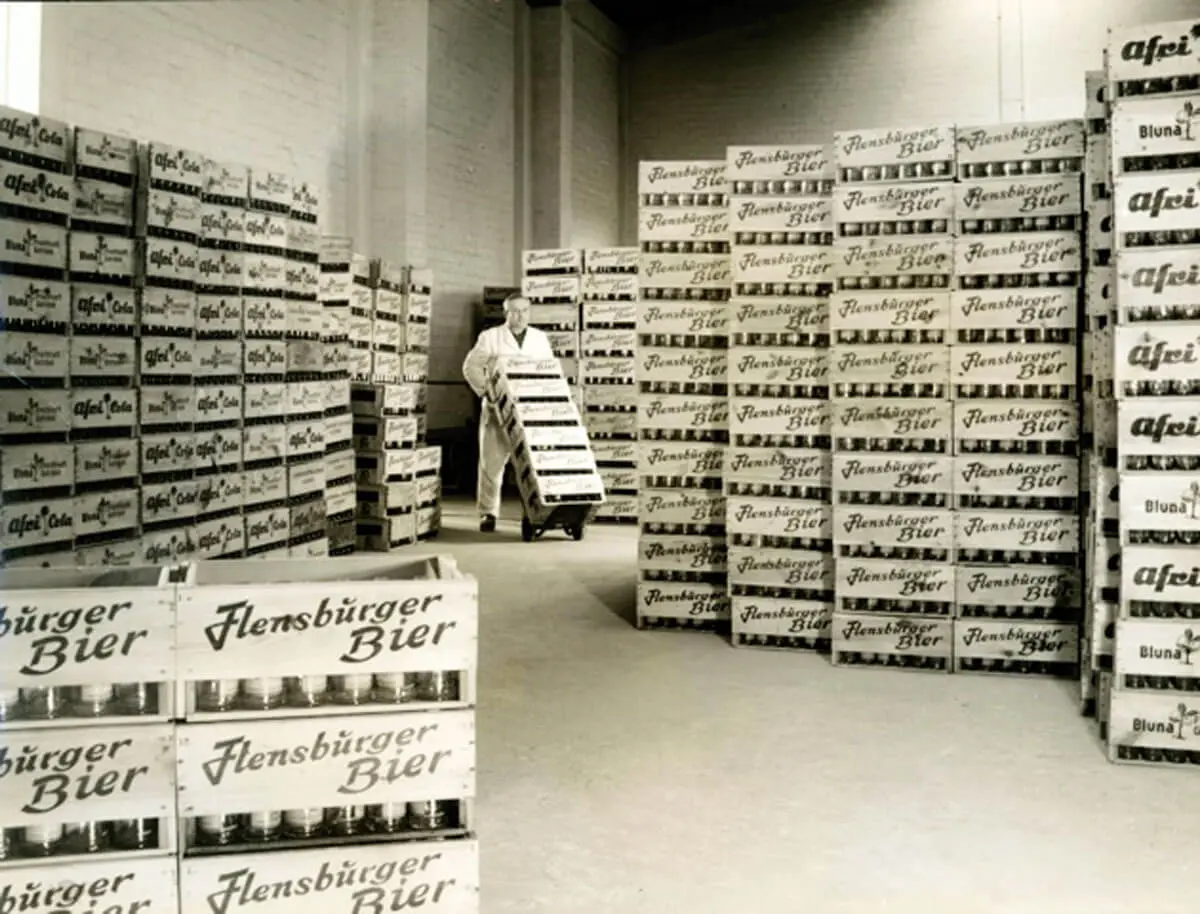 Historisches Bild aus der Expedition der Flensburger Brauerei mit den nostalgischen Holzkisten.