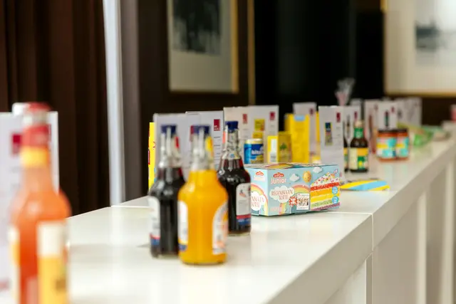 Produktpräsentationen mit Flensburger Küstenlimos auf weißer Theke bei der RUNDSCHAU Bestseller Award 2025.