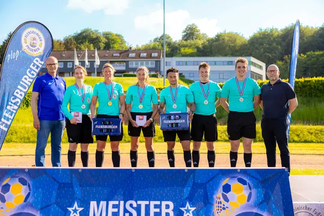 Gruppenbild der Schiris vom FLENS Cup Final Four 2024.