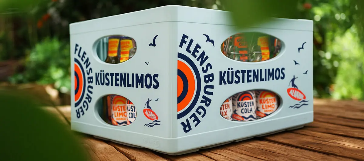 Türkisblauer Kasten Flensburger Küstenlimos auf Holzterrasse im Garten.