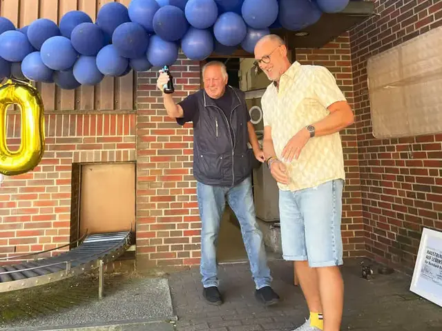 Remmi freut sich mit seinem Gästen zu seinem 60. Dienstjubiläum.