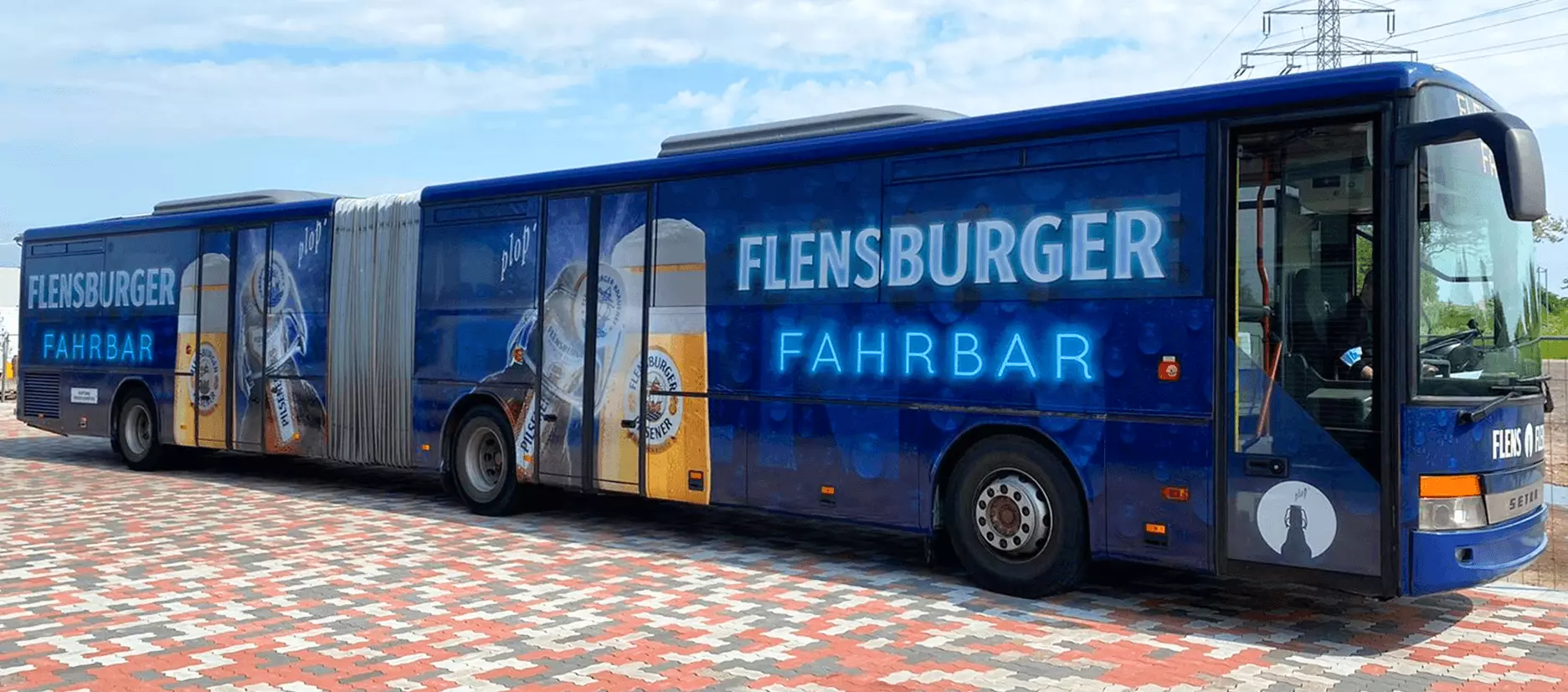 Die Flensburger Fahrbar (ein FLENS gebrandeter Gelenkbus) von außen.
