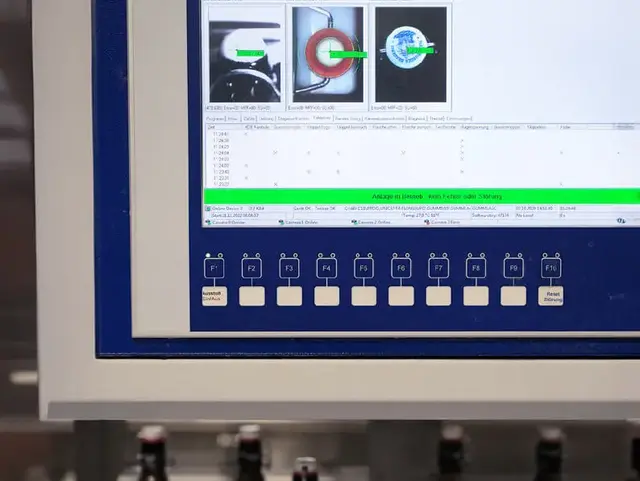 Messwerte des Bügelverschlusskopfes einer Flasche auf einem Bildschirm.