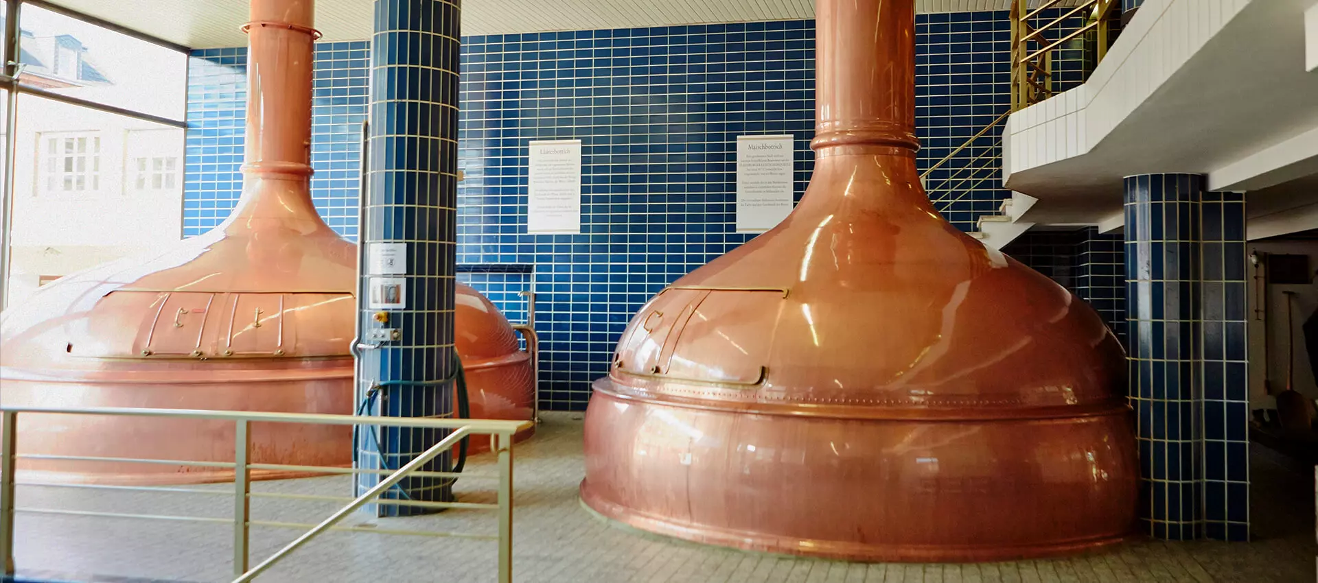 Blick ins Sudhaus mit den alten Kupferkesseln der Flensburger Brauerei, links der Läuterbottich, rechts der Maischebottich.