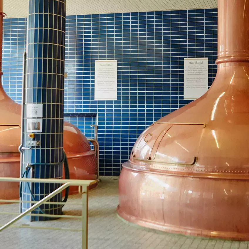 Blick ins Sudhaus mit den alten Kupferkesseln der Flensburger Brauerei, links der Läuterbottich, rechts der Maischebottich.