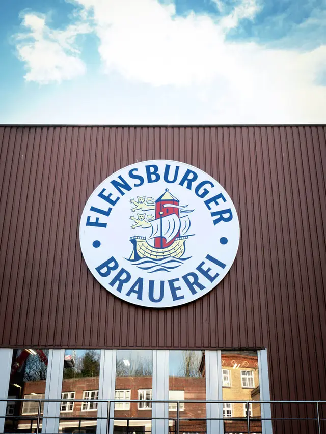 Das Logo der Flensburger Brauerei an unserem Gebäude.