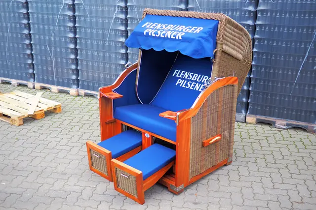 Der FLENS Strandkorb vor Paletten Bier aufgebaut.