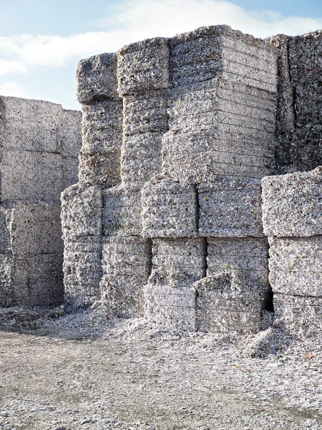 Gestapelte, gepresste Altpapierballen bei Steinbeis.