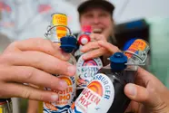 Menschen stoßen mit den Flensburger Küstenlimos an.