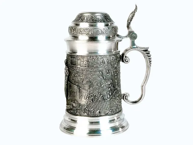 Verzierter Bierkrug aus Zinn mit Deckel.