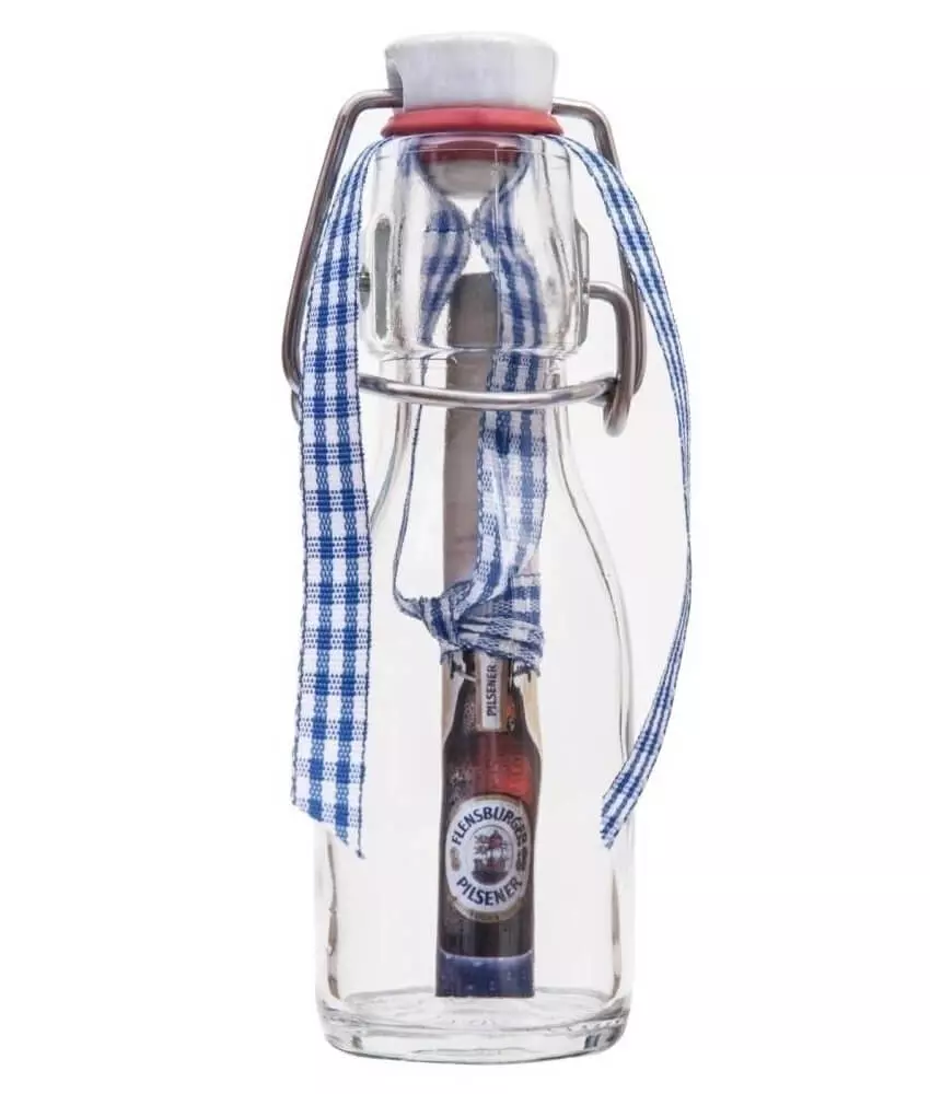 Klare kleine Bügelverschlussflasche mit Papiergutschein innen.