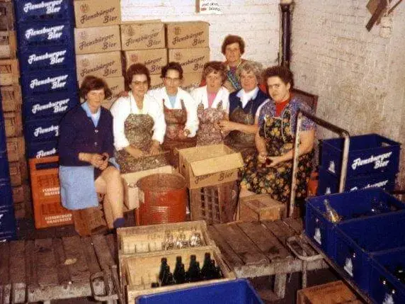 Historisches Bild einer Gruppe von Frauen in der Flensburger Brauerei.