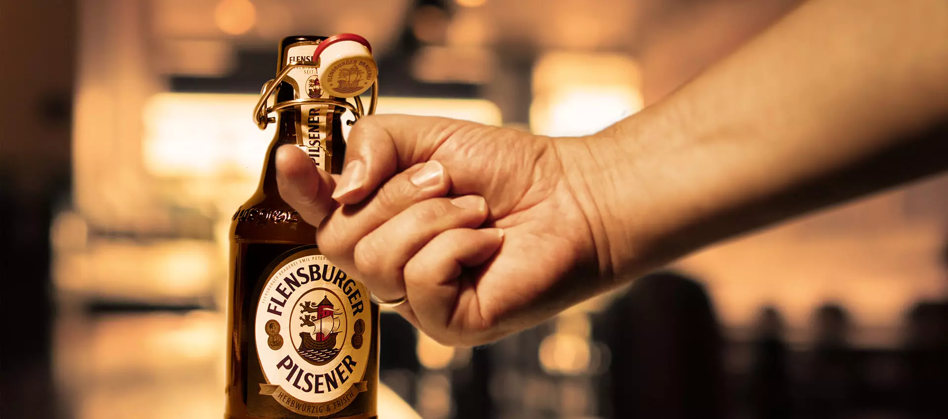 FLENS Flasche die geproempelt wird. 