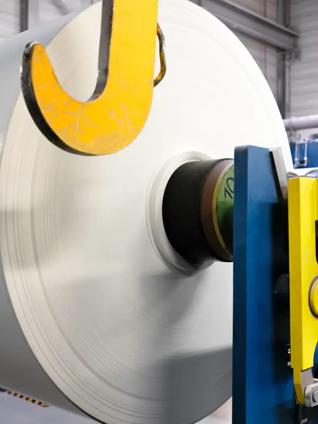 Große Papierrolle im Papierwerk bei Steinbeis mit gelbem Hebehaken.