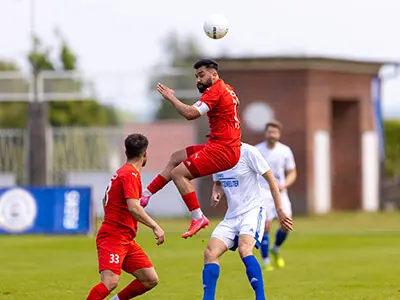 Ein Fußballspieler macht einen Kopfball.