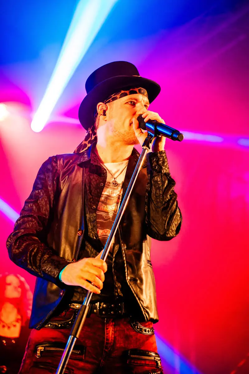 Sänger der Partyband Stars of Rock beim FLENS Festival 2025.