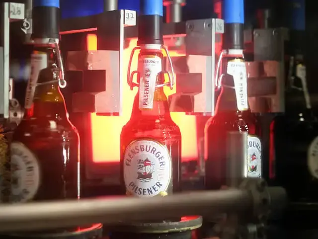 Bierflaschen in der Abfüllung im Scan.