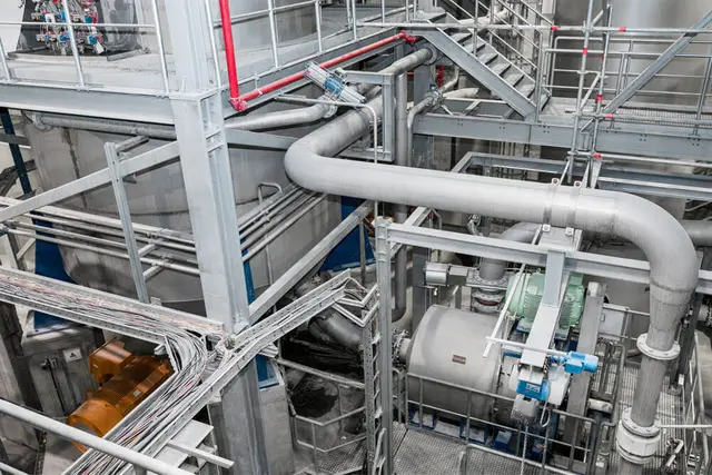 Der Sondersortenstrand mit Edelstahl-Rohrleitungen, Pumpen und Motoren in Papierfabrik von Steinbeis.