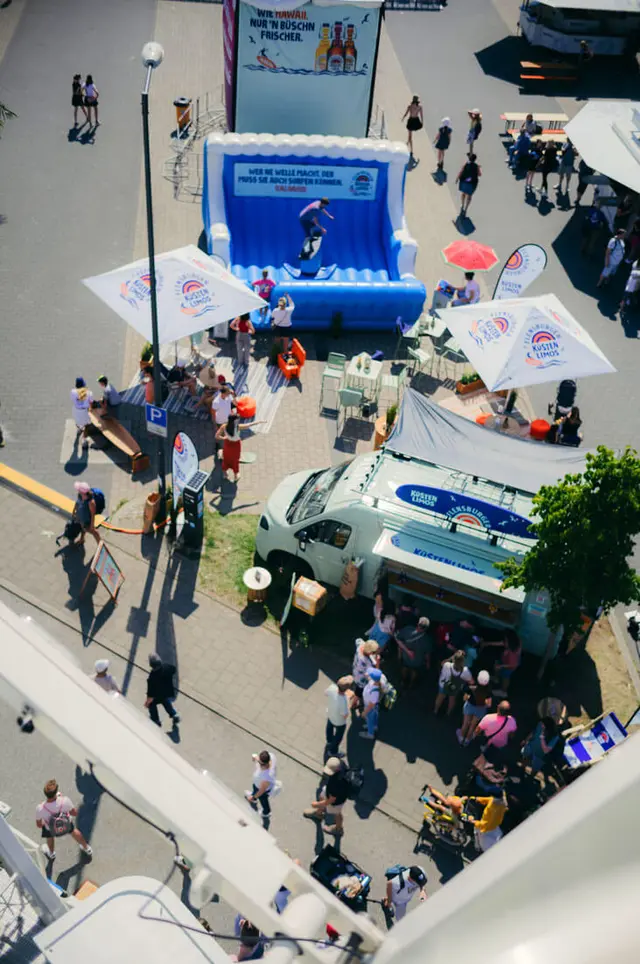 Kieler Woche 2025 mit Bullriding-Element mit Surfboard und vielen Besuchern.
