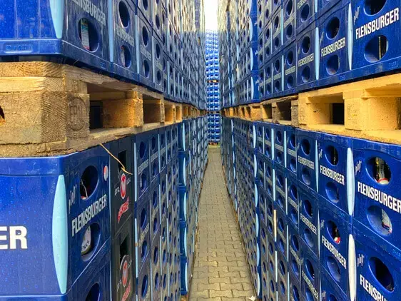 Blick in die Kastentürme der Paletten mit den blauen Flensburger-Kisten.