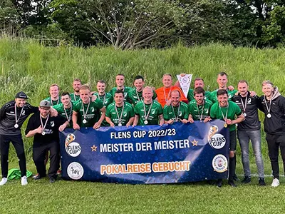 Eine Gruppe von Menschen hält ein Flensburger Banner.