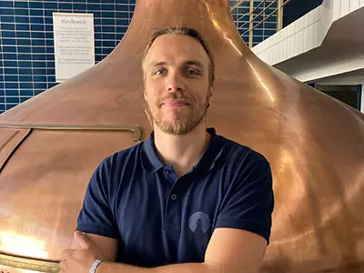 Helge Altknecht steht im Sudhaus.