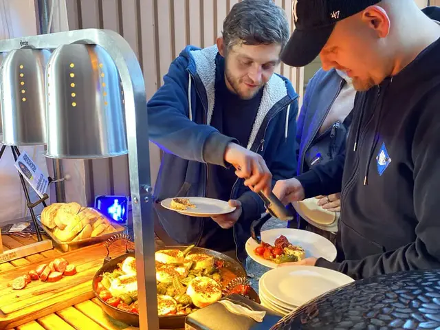 Die Gewinner bedienen sich an der Grillvorspeise.