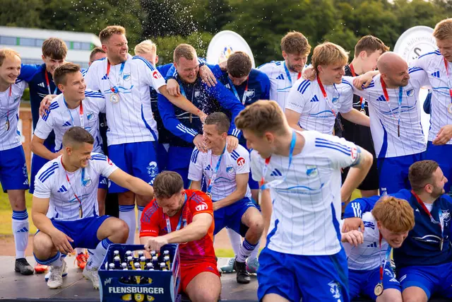 Gewinnerteam der Herren feiert mit FLENS beim Final Four des FLENS CUP Meister der Meister 2025.