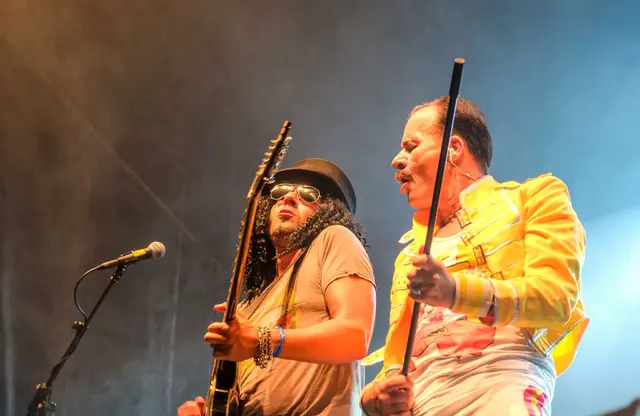 Die Coverband "Hit Radio Show" auf der Bühne beim FLENS Festival 2023.