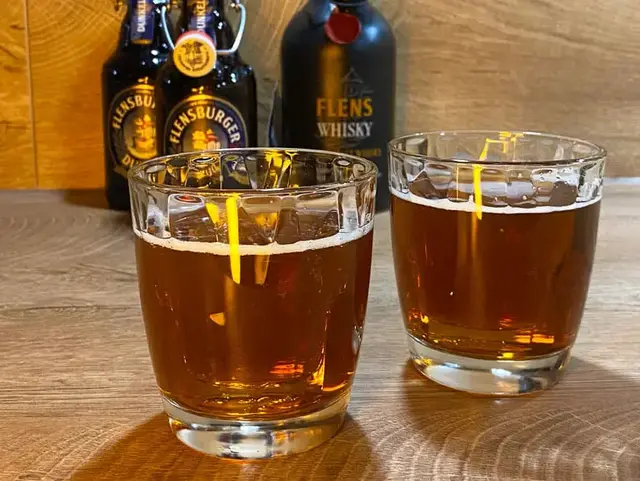 Zwei Gläser mit dem Boilermaker-Cocktail aus FLENS Dunkel und FLENS Whisky.