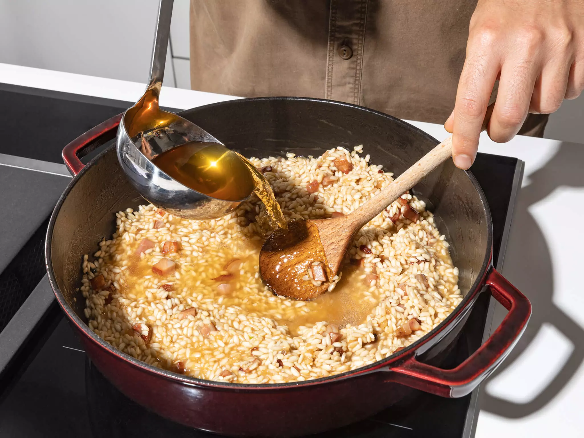 Risotto, das in einer Pfanne zubereitet wird.