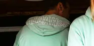 Kapuze eines türkisen Hoodies mit weißem Aloahoi-Schriftzug.