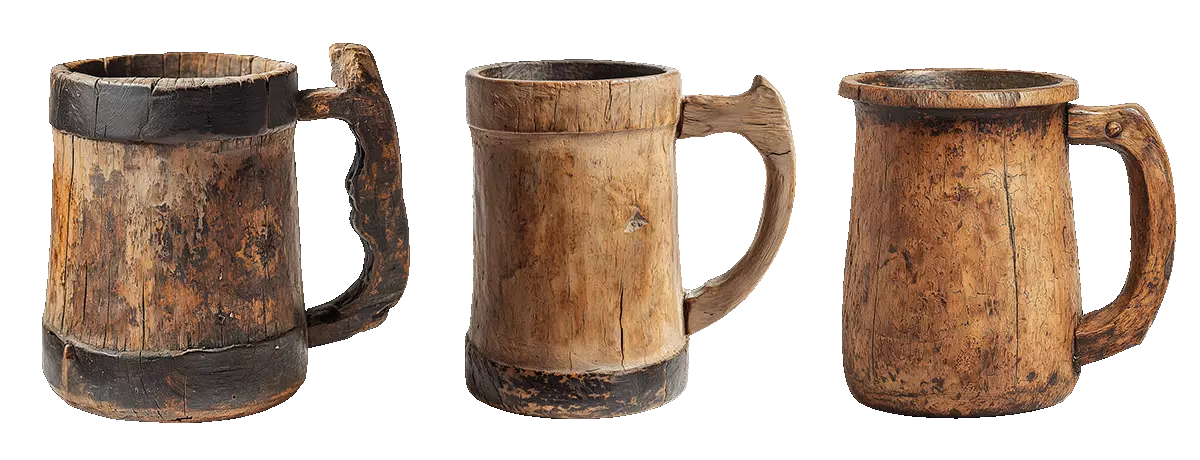 Drei Bierkrüge aus Holz.