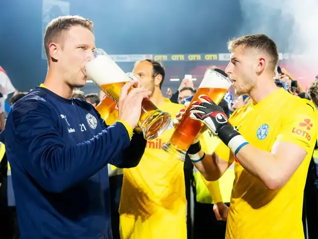 Spieler von Holstein Kiel trinken FLENS aus 2-Liter-Gläsern.
